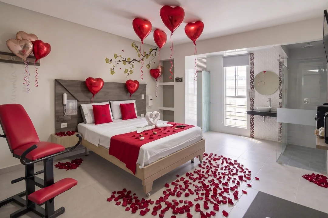 Habitación Decorada con globos de corazón y pétalos en el piso