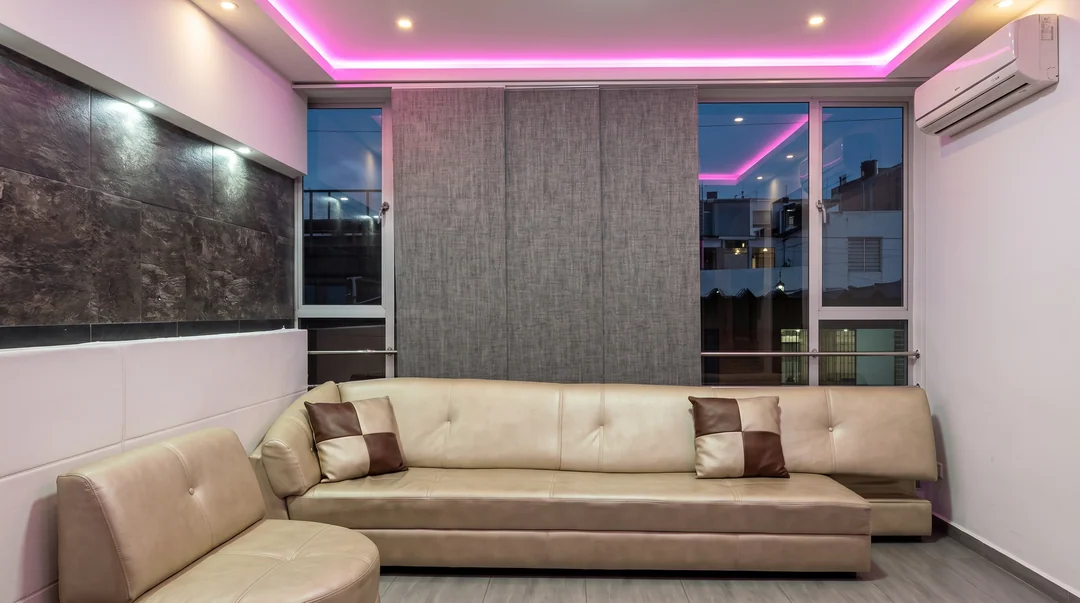 Sala del nivel de abajo del Dúplex, con sofá y luz ambiental
