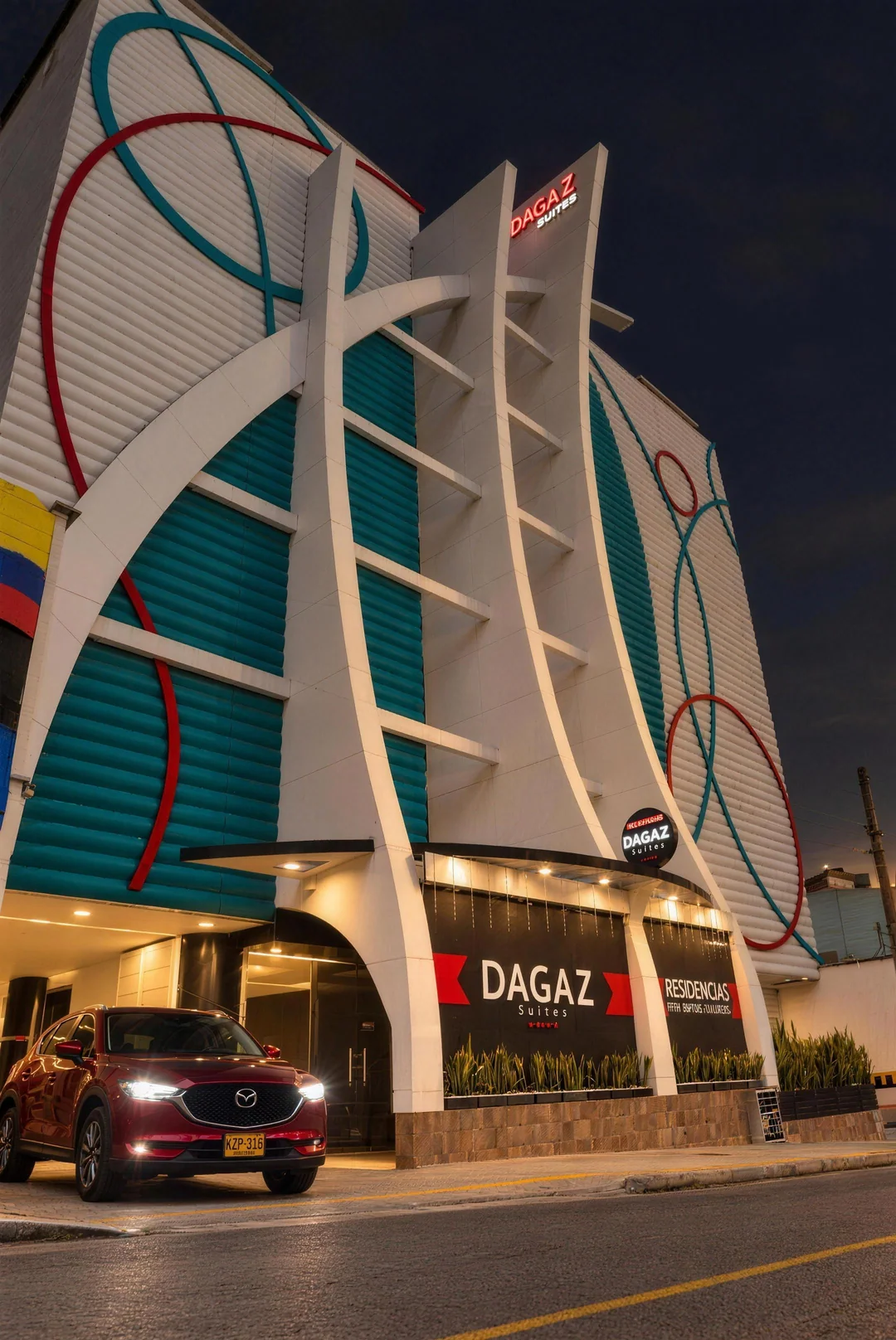 Fachada de DAGAZ Suites de noche
