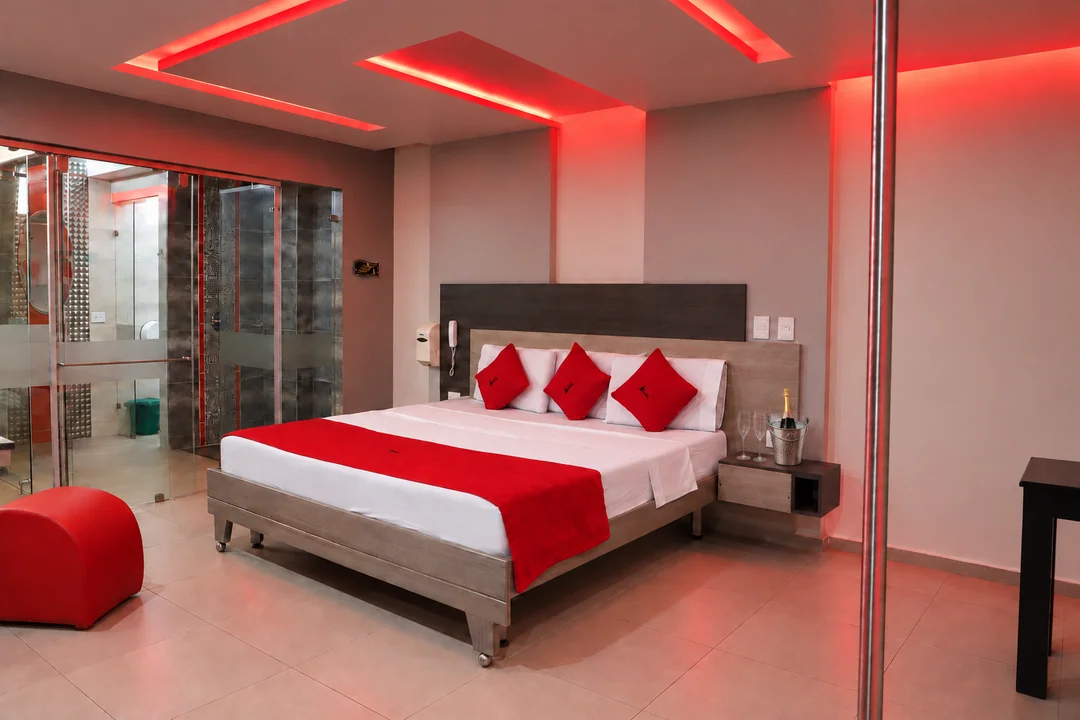 Habitación especial con cabina de vidrio y luz cálida