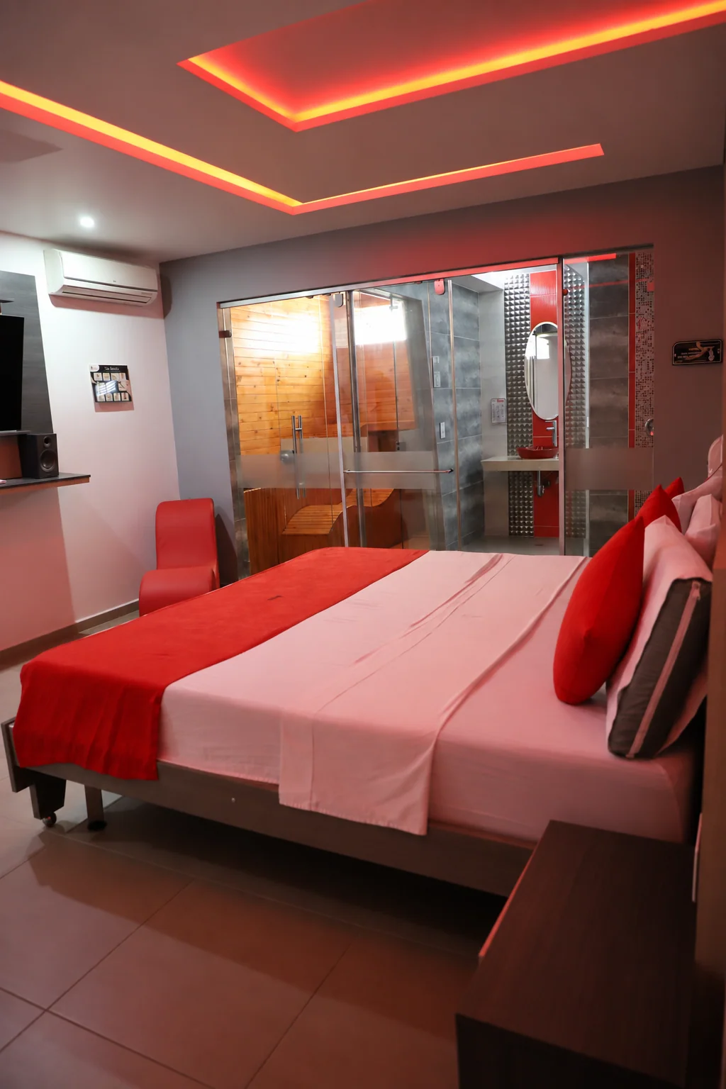 Habitación especial con cabina de turco y sauna privada junto a la cama